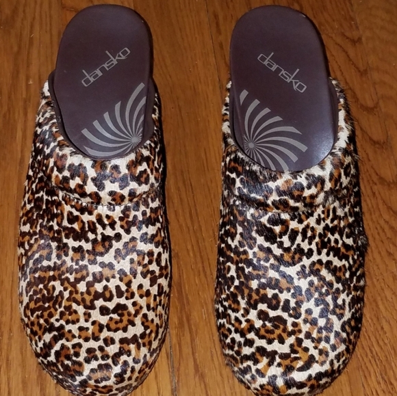 FIRM PRICE DANSKO Rae Leopard sz 39 Clogs Heels - Picture 3 of 6